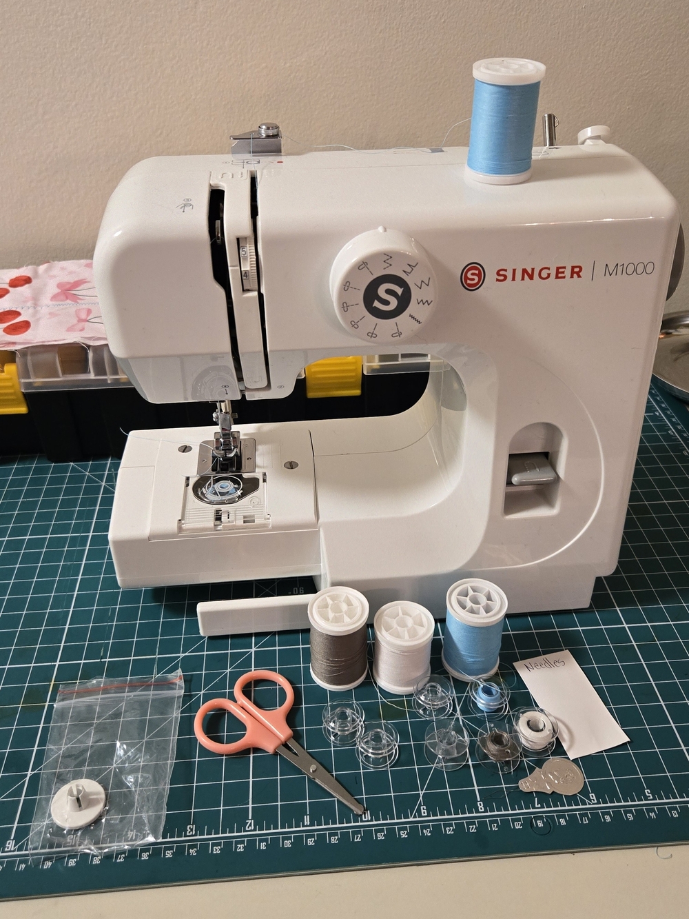 Singer M1000 White Compact Sewing Machine - Picture 3 of 5